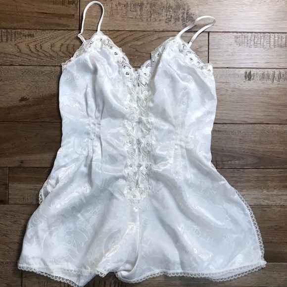 VINTAGE Victoria’s Secret cream teddy Small y2k